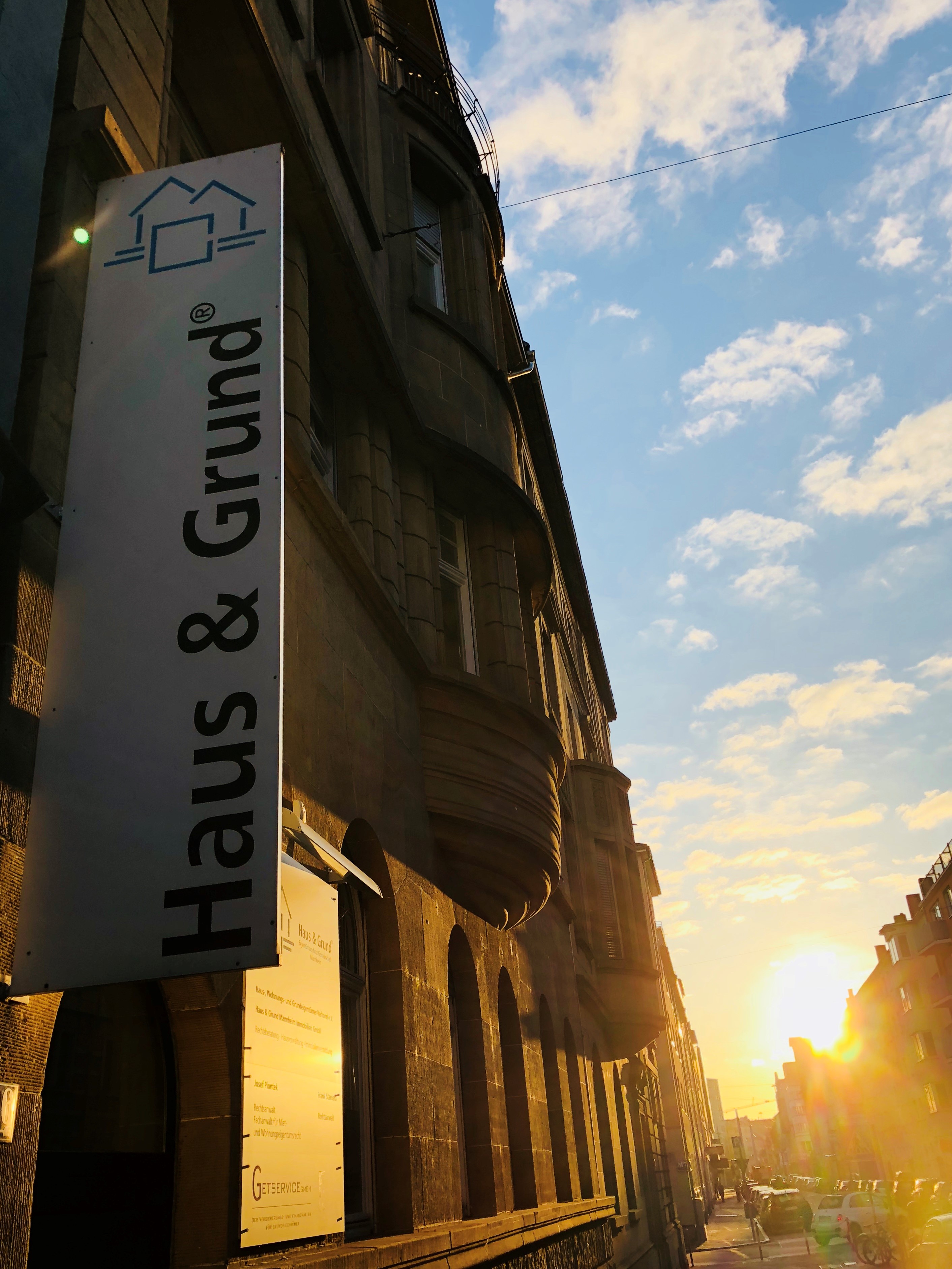 Als Immobilienmakler aus Mannheim stehen wir unseren Kunden für Immobilien bei der Vermietung und dem Verkauf mit unseren Services zur Verfügung